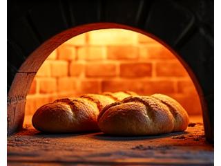Pains dorés sortant d'un four à bois traditionnel dans une boulangerie